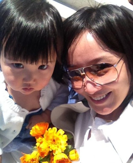 赵子琪路金波拍温馨亲子照