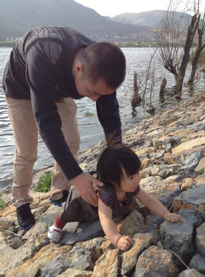 赵子琪路金波拍温馨亲子照