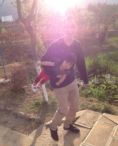 赵子琪路金波拍温馨亲子照