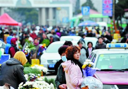 清明节祭扫迎首个高峰