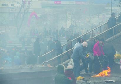 清明节祭扫迎首个高峰