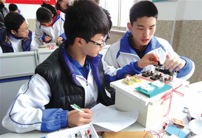 全市200多名尖子生挑战“黑箱”