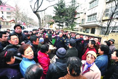 沂水路早市摊贩与城管拉锯