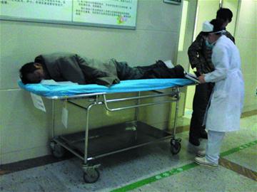 工人一脚踏空坠入基坑 被钢筋扎进屁股(图)