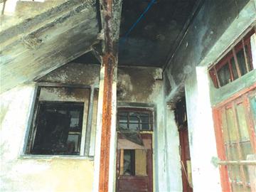 烟头引燃杂物殃及八旬老房 烟头引燃杂物殃及八旬老房