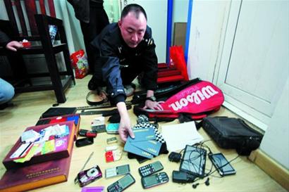 砸玻璃“大扫荡”40辆车被“清空”