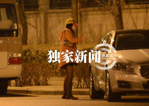 追星：汪峰携美女豪车密会似车震 童谣似恋黄渤潮装出街