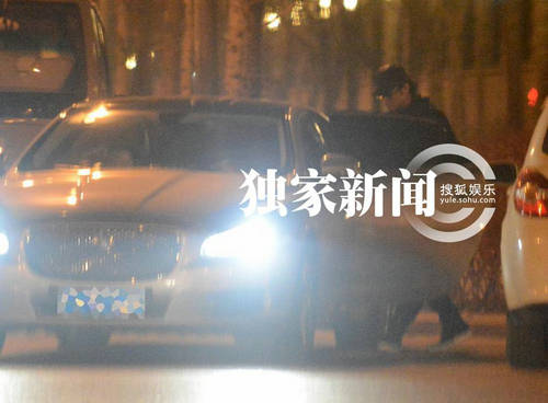 追星：汪峰携美女豪车密会似车震 童谣似恋黄渤潮装出街