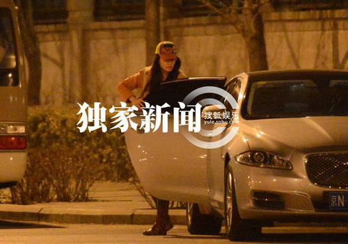 追星：汪峰携美女豪车密会似车震 童谣似恋黄渤潮装出街