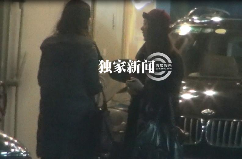 追星：汪峰携美女豪车密会似车震 童谣似恋黄渤潮装出街