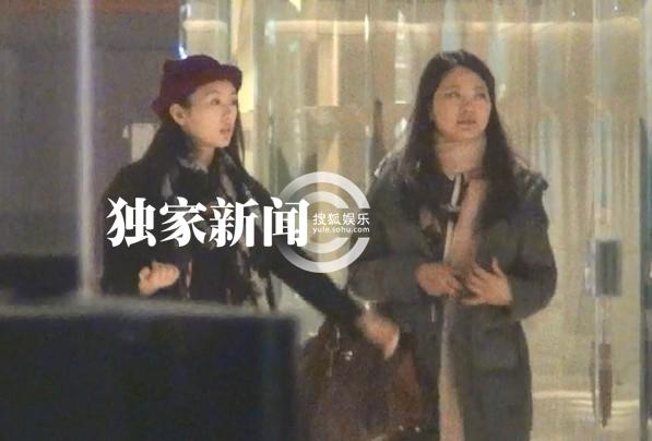 追星：汪峰携美女豪车密会似车震 童谣似恋黄渤潮装出街