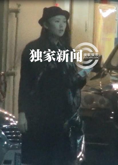 追星：汪峰携美女豪车密会似车震 童谣似恋黄渤潮装出街