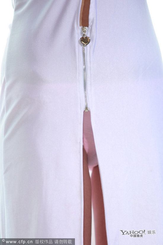 干露露车展上假唱遭围观 上露胸下露底腋毛显形