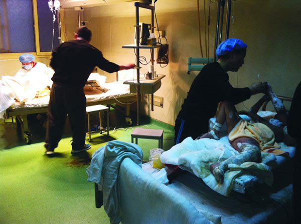 夫妻大火中护住孩子,自己被烧焦死亡,却给孩子换来生机。 夫妻大火中护住孩子,自己被烧焦死亡,却给孩子换来生机。