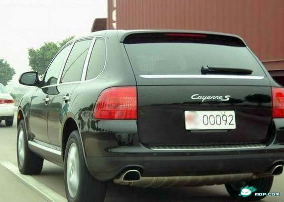 资料图：网友拍摄的军牌豪车。