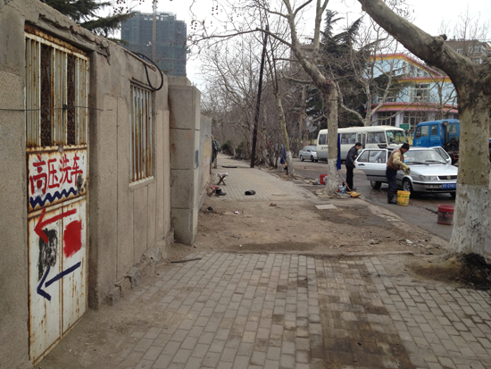 揭秘青岛洗车业乱象 无证经营盗取地下水