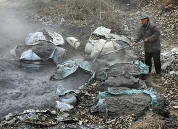 企业危险废物埋农田致寸草不生 农民索赔无门