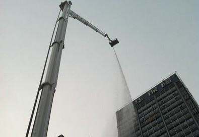 青岛国华大厦高层起火 疑新迁入公司烧纸拜祭