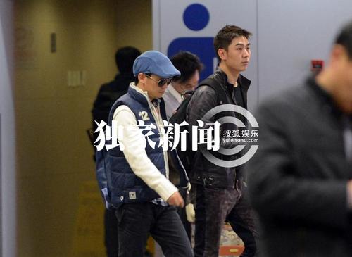 王宝强穿潮装离京