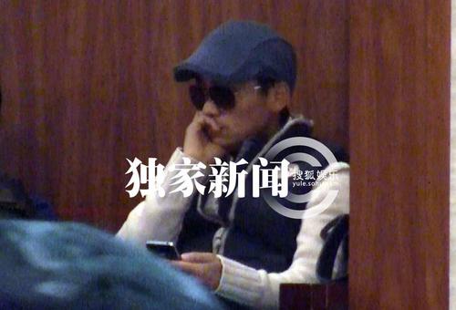 王宝强穿潮装离京