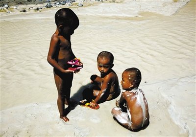 昆明一河流受污染变“牛奶”河 村民称水味辛辣