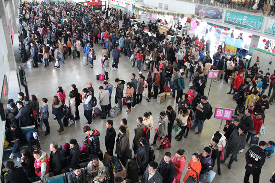 长途站一天五万人鼓了 市区通崂山公交加班次