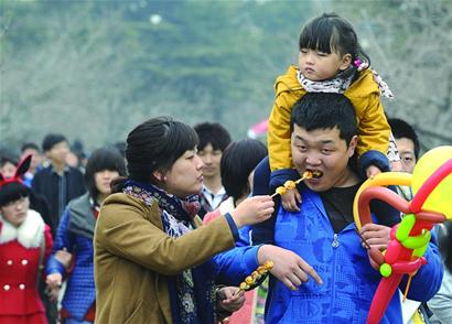 阴雨绵绵带火室内景点 游客雨中游青岛