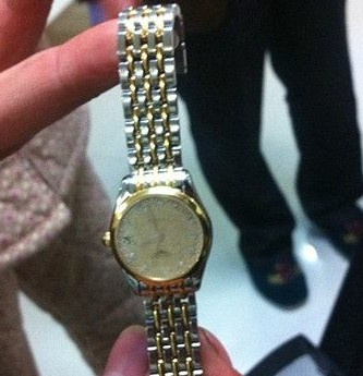 浪琴手表买2天就进水 消费者质疑质量有问题