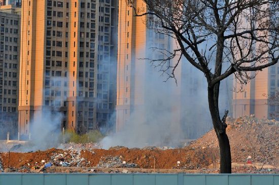 南京路工地焚烧垃圾 南京路工地焚烧垃圾