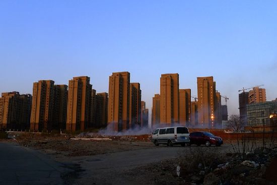 南京路工地焚烧垃圾 南京路工地焚烧垃圾