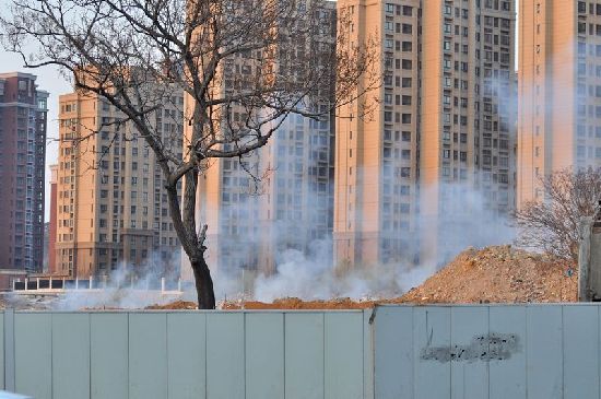 南京路工地焚烧垃圾