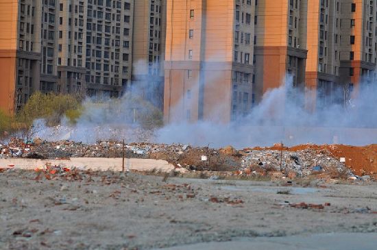 南京路工地焚烧垃圾