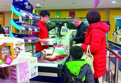 乐购员工偷2包卫生巾被罚6000元 罚金高达百倍