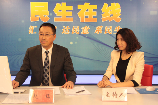 崂山区政府副区长赵镭(左一)与网民在线交流 (摄影 周琦) 崂山区政府副区长赵镭(左一)与网民在线交流 (摄影 周琦)