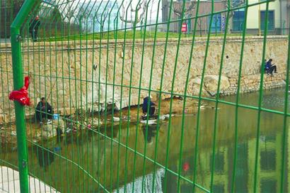 小伙玩命翻围栏悬石壁上钓鱼 遇人劝阻翻白眼 小伙玩命翻围栏悬石壁上钓鱼 遇人劝阻翻白眼