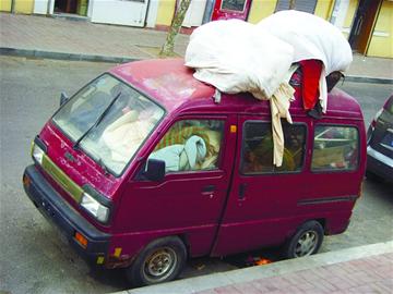 僵尸车霸道变恶臭垃圾箱 里外是垃圾无法直视