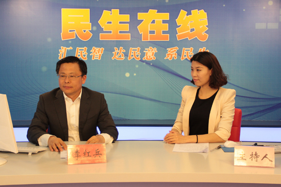 黄岛副区长李红兵(左一)与网民在线交流 (摄影 周琦) 黄岛副区长李红兵(左一)与网民在线交流 (摄影 周琦)