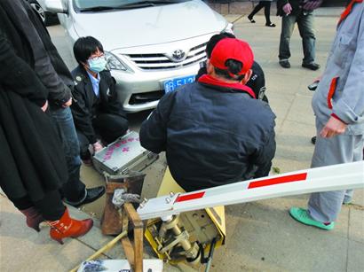 保洁大爷捡烟头遭横祸 肉身撞断拦车器