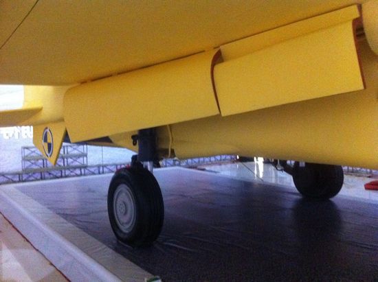 实拍航母舰载机模型 尺寸相同高度仿真