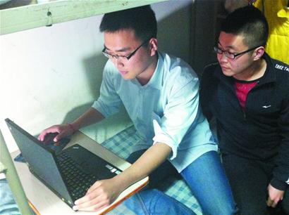 大三学生玩玩微博月挣万元 成校园粉丝王