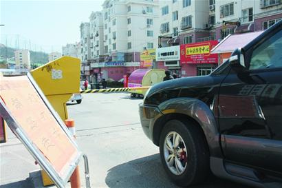 上学必经路设卡收费 从此过需留买路钱