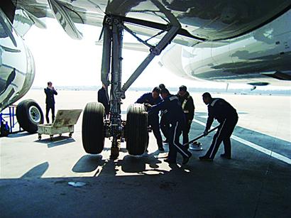 客机降落青岛轮胎破大口子 突发惊险一幕