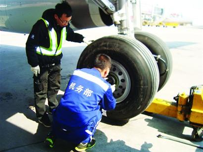 客机降落青岛轮胎破大口子 突发惊险一幕