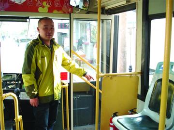 七旬老人公交上突犯病 热心人接力送医院(图)