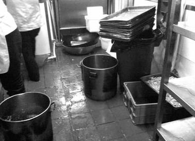 金汉斯自助遭曝光 用过期配料吃剩甜点再回桌