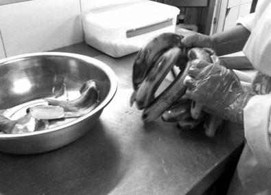 金汉斯自助遭曝光 用过期配料吃剩甜点再回桌