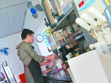 大学生曝奶茶店黑幕 原料过期用有害植脂末