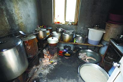 黑作坊做烧肉老鼠蟑螂先品尝 狗窝旁做脂渣