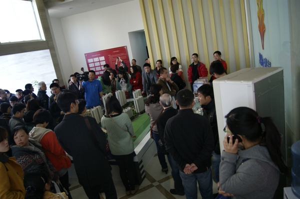 鸿海佳园交房一再拖延 业主怒堵开发商