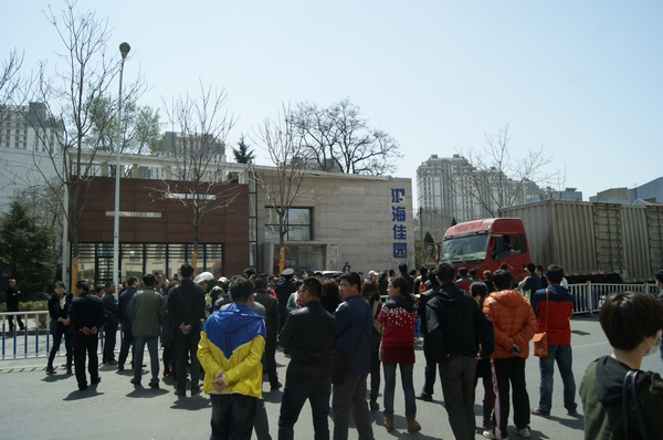 鸿海佳园交房一再拖延 业主怒堵开发商